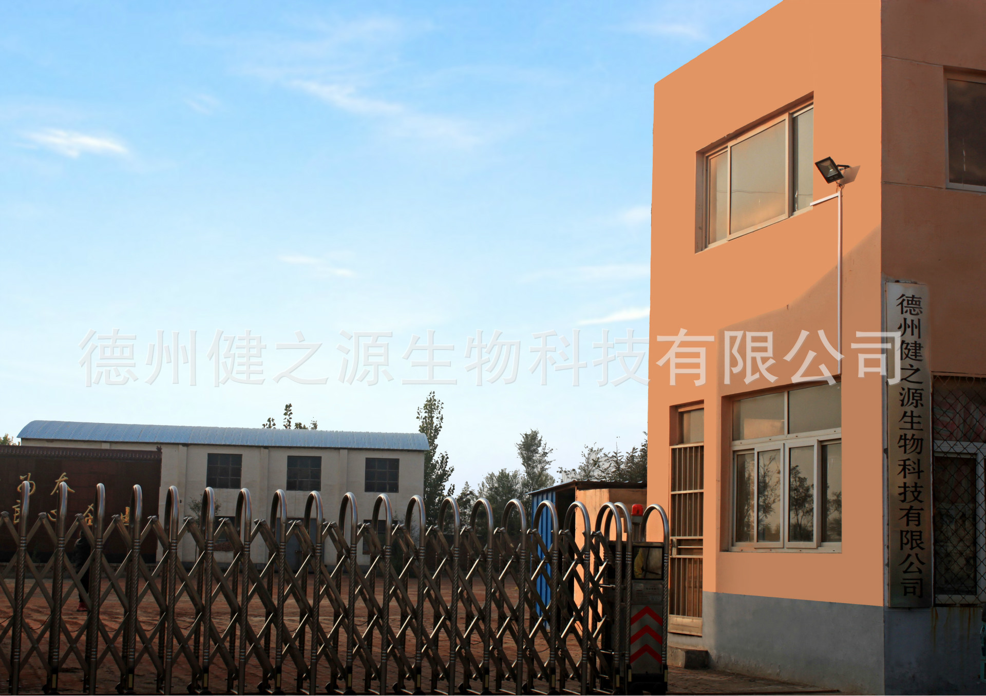 德州健之源生物科技有限公司是一家專業(yè)生產(chǎn)營養(yǎng)素補充劑、SC營養(yǎng)食品公司，業(yè)務(wù)范圍包括固體飲料、壓片糖果、代用茶、沖劑以及各種膳食養(yǎng)生健康食品的生產(chǎn)代工、OEM、 ODM等。公司占地五十余畝，廠區(qū)建筑面積4000余m2，內(nèi)設(shè)生產(chǎn)車間、質(zhì)量控制室、產(chǎn)品檢測中心、陰涼倉庫、辦公用房及輔助用房。生產(chǎn)車間總面積1000余m2，其中保健食品GMP 凈化車間600m2，裸藻片代加工 裸藻復(fù)合壓片糖果OEM  食品片劑貼牌委托生產(chǎn)廠家 一般生產(chǎn)區(qū)400m2；倉儲總面積（原輔料倉庫、成品倉庫、包材倉庫等）2500m2，物料分區(qū)分庫存放；檢測分析室（包括理化分析室、微生物檢驗室、留樣觀察室等）總面積300m2。辦公用房200m2。流水生產(chǎn)線承接粉劑，片劑，袋泡茶，顆粒劑 等劑型的成品、半成品代加工。  公司成立專項實驗室，引進山東中醫(yī)藥大學(xué)的醫(yī)藥技術(shù)部部長等相關(guān)專業(yè)人員組建科研團隊，在分子生物學(xué)、微 生物發(fā)酵、藥食同源、新資源食品研究等方面實行研產(chǎn)一體化，針對不同方向的營養(yǎng)課題進行探討研究，并將科研成果轉(zhuǎn)化為生產(chǎn)力，為產(chǎn)業(yè)化生產(chǎn)提供技術(shù)支撐。